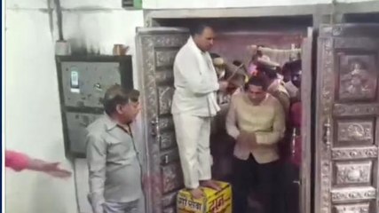 मथुरा: गोवर्धन पहुंचे नवागत आईजी दीपक कुमार ने की पूजा अर्चना