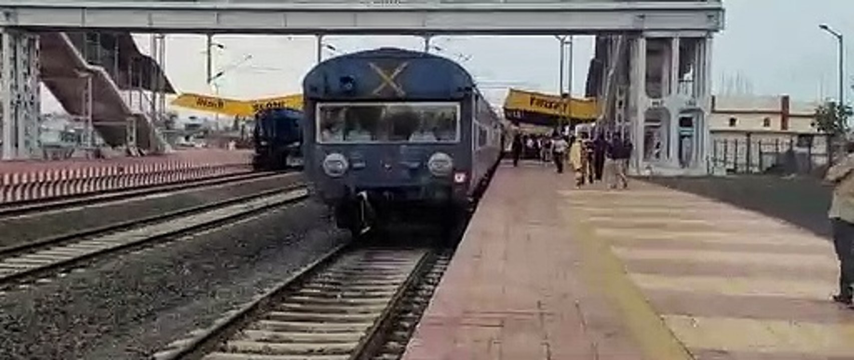 डीआरएम पहुंची रेलवे स्टेशन, बोली तिथि मत पूछिए,...