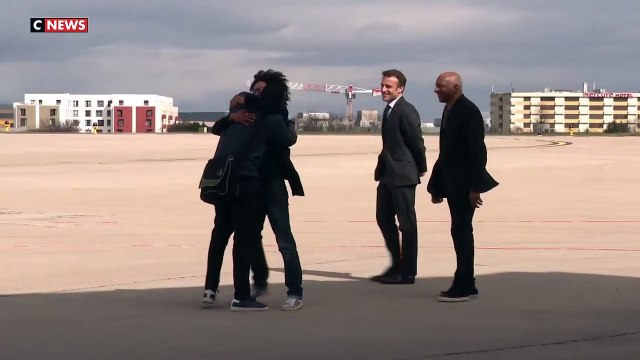 Le journaliste français Olivier Dubois, otage pendant près de deux ans au Mali et libéré hier, a été accueilli par Emmanuel Macron à Villacoublay - Regardez