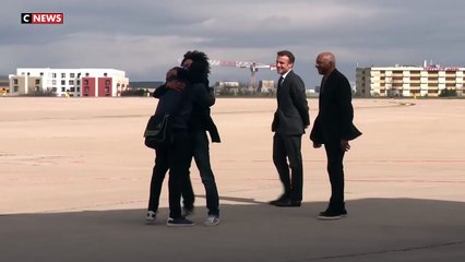 Скачать видео: Le journaliste français Olivier Dubois, otage pendant près de deux ans au Mali et libéré hier, a été accueilli par Emmanuel Macron à Villacoublay - Regardez