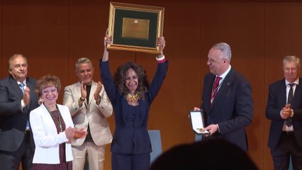 Alejandro Sanz y Rosario, emocionados al recoger una distinción muy especial en Cádiz