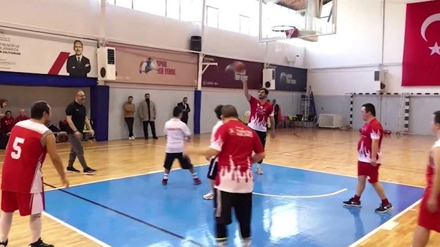 M. Muharrem Kasapoğlu down sendromlu milli sporcularla basketbol oynadı