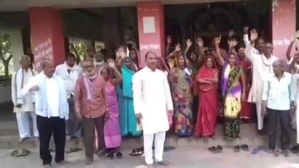 देवरिया: बकाया भुगतान को लेकर चीनी मिल कर्मचारियों ने किया धरना प्रदर्शन