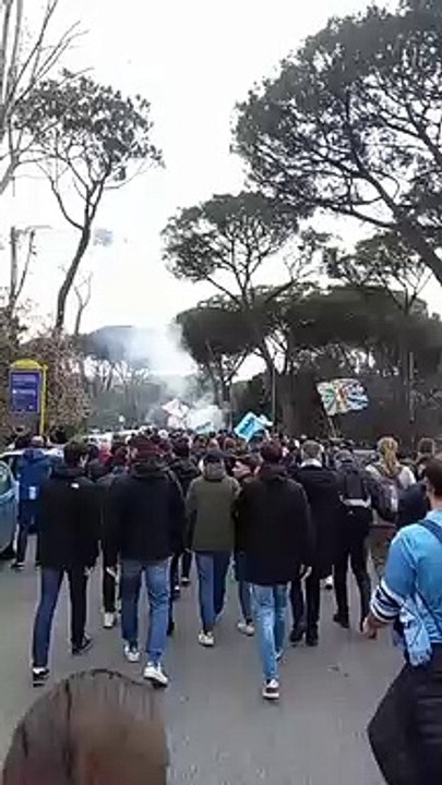 Lazio - Roma, il corteo dei tifosi biancocelesti all'ingresso dello stadio
