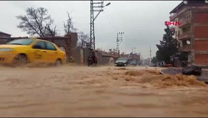Malatya'da rögar patladı, mahalle sular altında kaldı