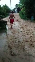 Açude sangra em Uruburetama e invade ruas da cidade