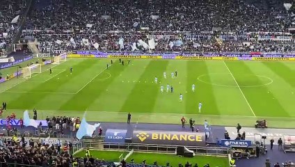 Lazio - Roma, la squadra di Sarri in campo per il riscaldamento - VIDEO