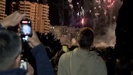 Скачать видео: Valencia vive su último día de las Fallas 2023, las más multitudinarias