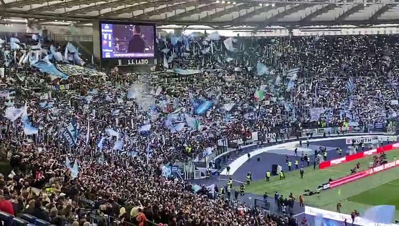 Lazio - Roma, la coreografia da brividi della Curva Nord - VIDEO