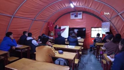 Deprem bölgesinde çocuklar MEB ve MSB'nin açtığı Mehmetçik Okullarında eğitime devam ediyor