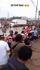 Muchacho cruzó huaico por medio de una pared