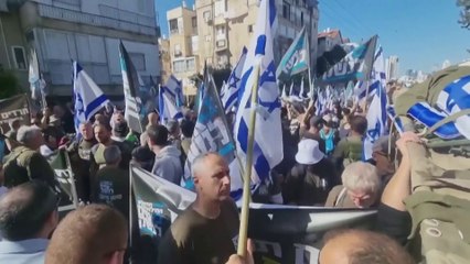 المئات بالجيش الإسرائيلي يمتنعون عن الخدمة.. ونتنياهو يدعو للتصدي بحزم