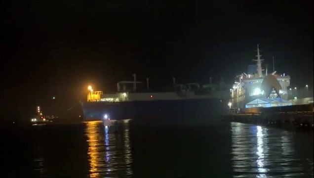 L'ingresso della Golar Tundra nel porto di Piombino (video Novi)