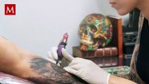 ¡Juntos para siempre! Abuelito pide a su nieta que le tatué la cara de su fallecida esposa