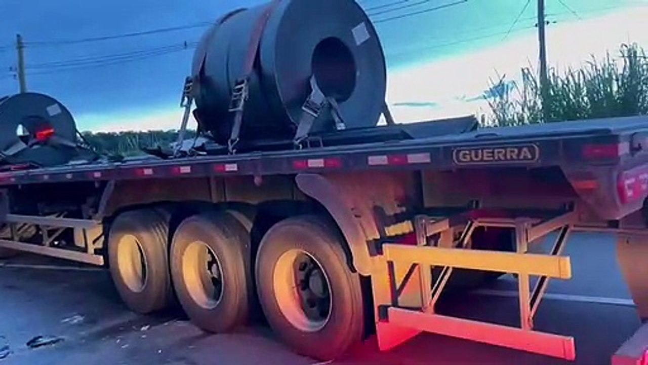 BR-381: acidente com três veículos deixa passageiro preso às ferragens