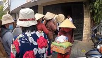 Người dân làm phiếu giả nhận quà từ thiện tại nhà NSƯT Vũ Linh