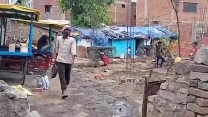 रीवा: सामुदायिक भवन की जमीन पर बन रहा निजी घर, मोहल्ले वासियों ने जताया विरोध