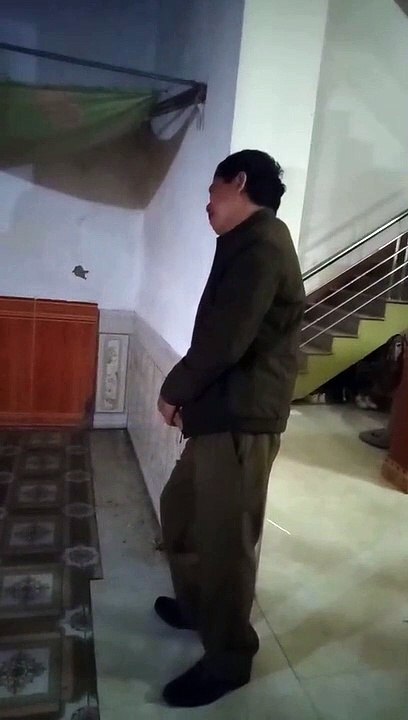 Con gái xót xa cảnh bố khóc thương khi bác qua đời: “Bố có 1 người anh rất tuyệt vời, con à”