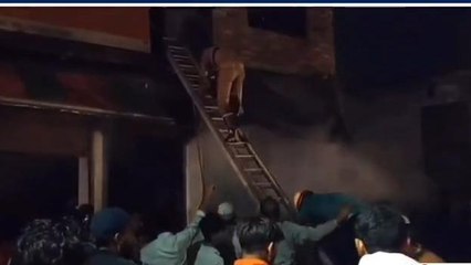 फतेहपुर: इलेक्ट्रॉनिक और जूते-चप्पल की दुकान में लगी भीषण आग, लाखों का सामान राख