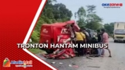 Truk Tronton Hantam Minibus di Merangin, Sopir Alami Luka