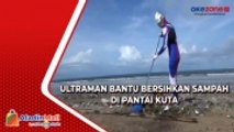 Momen Superhero Ultraman Bantu Bersihkan Sampah Kiriman di Pantai Kuta Bali