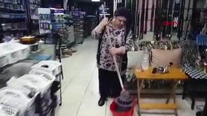 İskenderun'da denizin yükseldi, ev ve iş yerleri sular altında