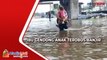Nekat! Ibu Gendong Anak Terobos Banjir di Jalur Pantura Kaligawe