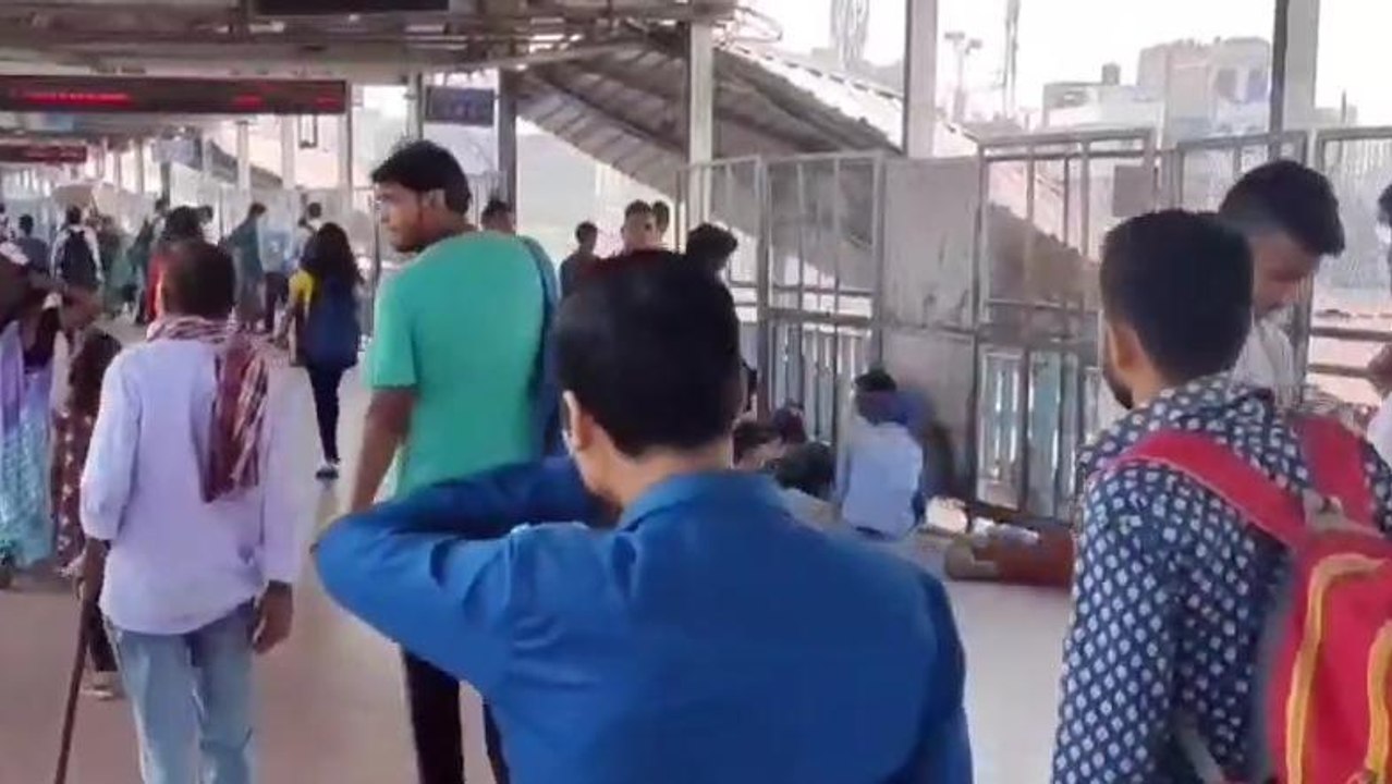 पटना जंक्शन के टीवी पर अचानक चलने लगा अश्लील वी...