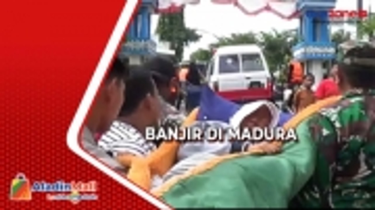 Terjebak Banjir, Petugas Evakuasi Lansia di Madura