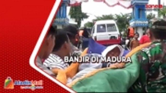 Terjebak Banjir, Petugas Evakuasi Lansia di Madura