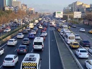 İstanbul'da haftanın ilk iş gününde trafik yoğunluğu yaşandı