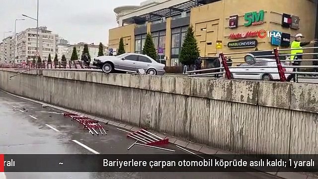 Bariyerlere çarpan otomobil köprüde asılı kaldı: 1 yaralı