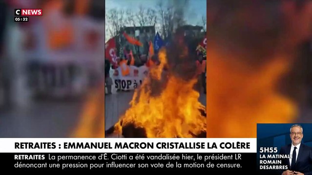 49.3 - La colère des manifestants se cristallise sur Emmanuel Macron dont la côte de popularité s'effondre et qui devient la cible des mouvements sociaux