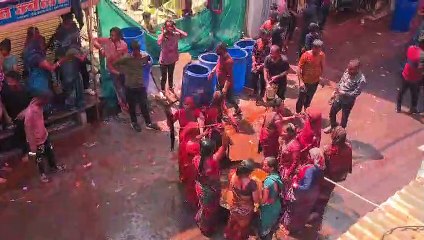 भाभियों ने बरसाए कोड़े, कड़ाह से रंग डालते रहे देवर