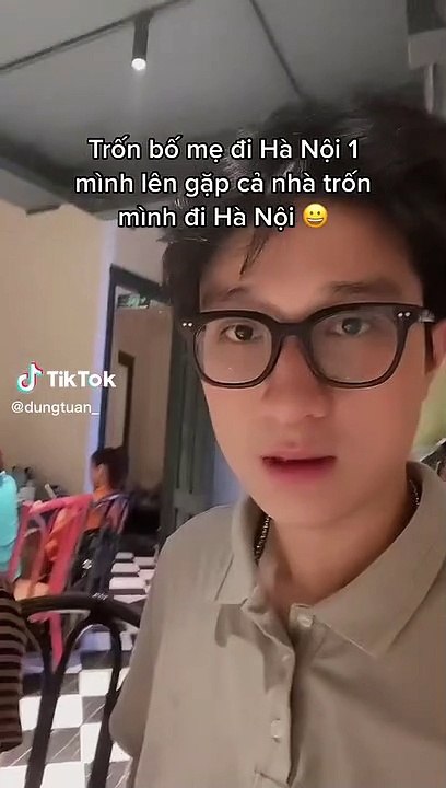 Trốn nhà đi Hà Nội chơi, chàng trai bắt gặp cả nhà cũng trốn mình đi du lịch: Kẻ bị bỏ rơi lại muốn bỏ rơi người khác