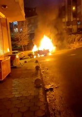 Arnavutköy'de park halindeki otomobil alev topuna döndü