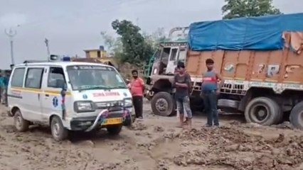 চাঁচল : জাতীয় সড়ক যেন চষা খেত ! দুর্বিষহ অবস্থা, দেখুন ভিডিও