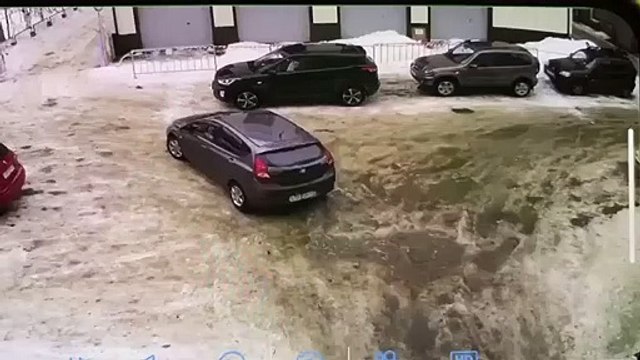 Des tonnes de neige tombe sur des voitures garées... douloureux