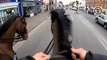 Un policier à cheval part à la poursuite d'un voleur