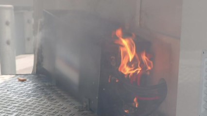 고속도로 달리던 캠핑카에서 불..."배터리 과충전" / YTN