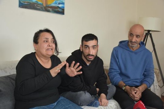 BEDENSEL ENGELLİ MEHMET, İŞİTME ENGELLİ ANNE VE BABASINA SES OLUYOR