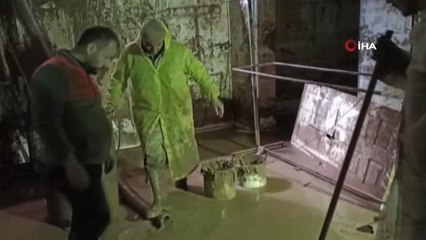 Batman'dan Şanlıurfa'ya giden korucular çamur deryasına dönen ev ve iş yerlerini temizliyor