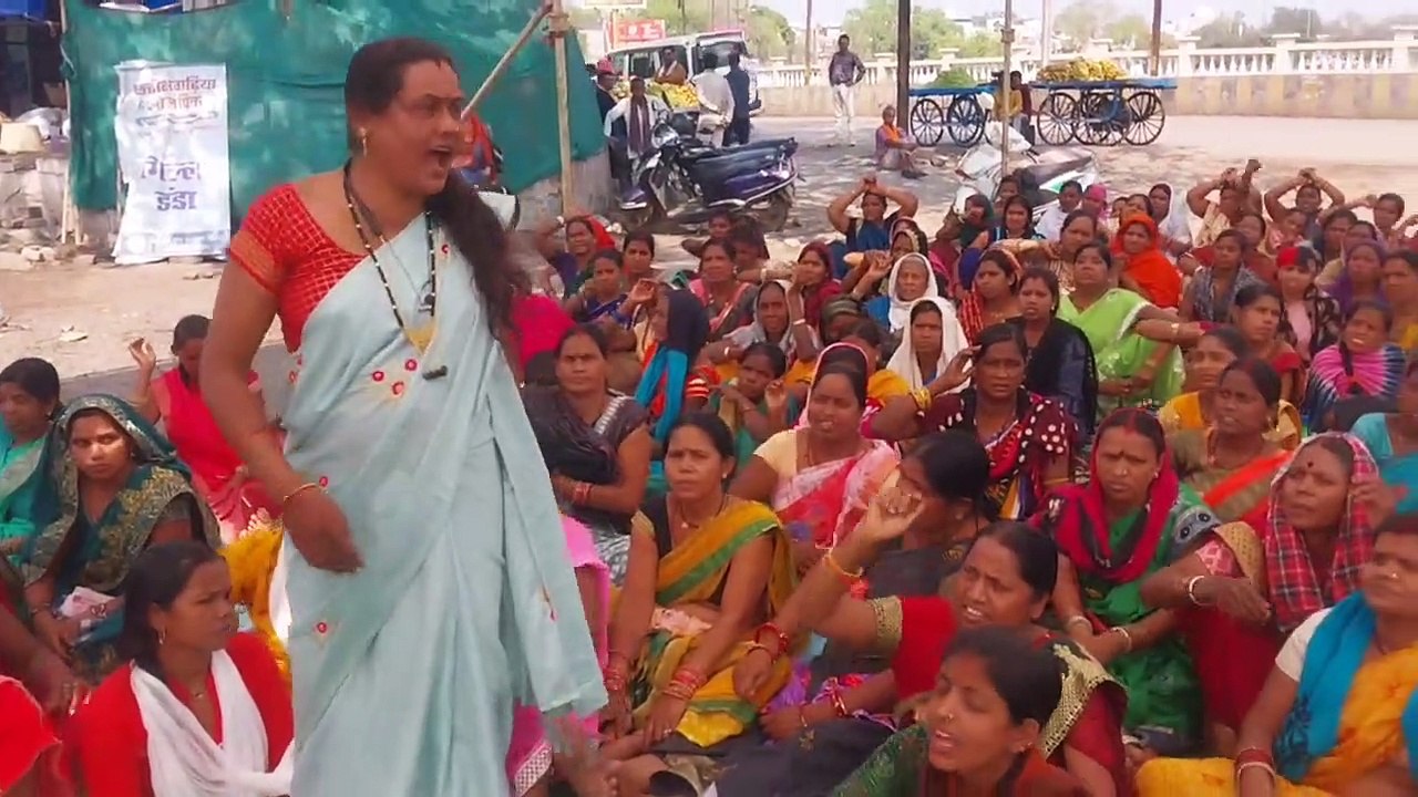 तीन सूत्रीय मांगों को लेकर मध्याह्न भोजन रसोइया कर्मचारी संघ का दिया धरना