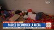 Continúa el drama en el hospital de Niños: Padres duermen en la acera en espera de la recuperación de sus hijos