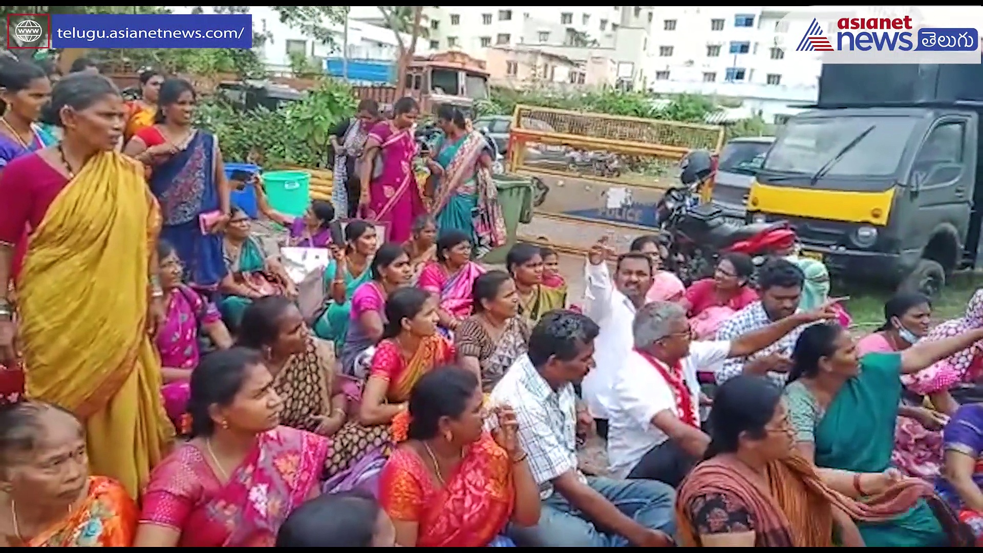 ఇబ్రహీంపట్నంలో ఉద్రిక్తత... పోలీస్ స్టేషన్ లో అంగన్వాడీల నిరాహార దీక్ష 