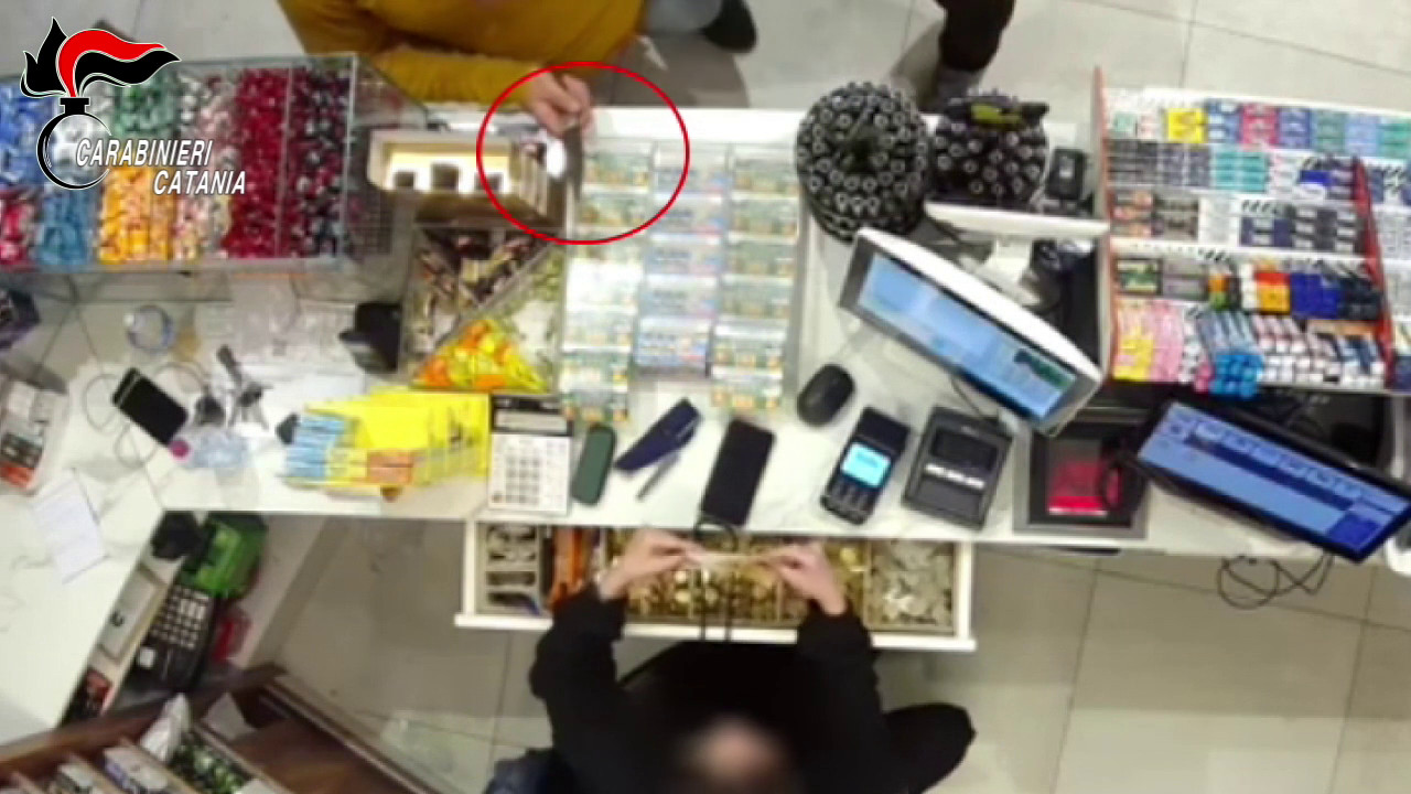 Video Rapina tabaccheria nel catanese e viene subito arrestato, le immagini