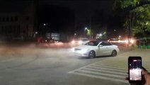 आधी रात को चौराहे पर किया कार सवार ने स्टंट। वायरल वीडियो के आधार पर पुलिस ने की कार जब्त