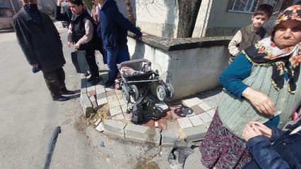 KALDIRIMDA YÜRÜRKEN OTOMOBİLİN ÇARPTIĞI ANNE İLE 1'İ BEBEK, 2 ÇOCUĞU YARALANDI