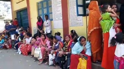 आधार सेंटर में लग रही महिलाओं की कतार