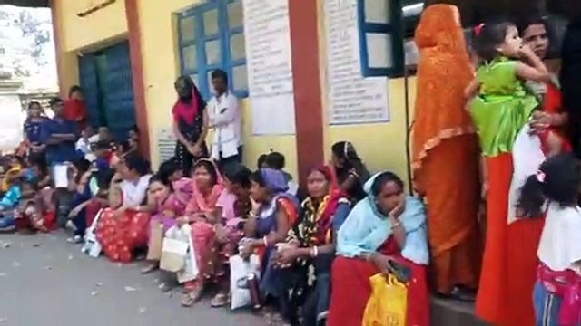 आधार सेंटर में लग रही महिलाओं की कतार